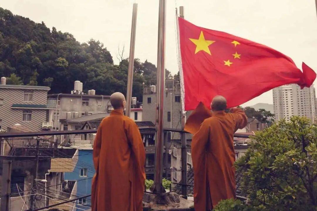 李嘉诚自己不去送别何鸿燊，也不让2个儿子去，却派红颜知己去